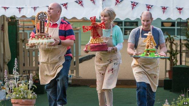 The finalists with their cakes