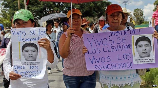 People march along a highway in Chilpancingo, Guerrero state, Mexico (8 October 2014)