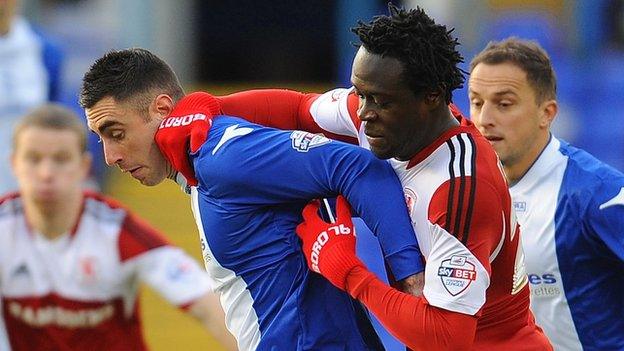 Kei Kamara (centre)