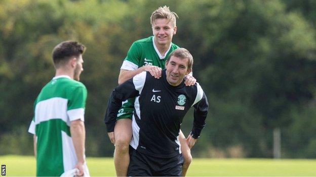 Hibs manager Alan Stubbs and Jason Cummings