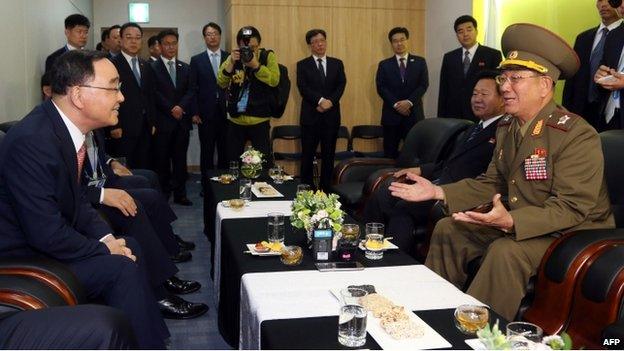 South Korean Prime Minister Chung Hong-Won (L) talks with Hwang Pyong-So (R), director of the military's General Political Bureau, the top military post in North Korea, during their meeting before the closing ceremony of the 2014 Asian Games in Incheon, west of Seoul, on 4 October 2014