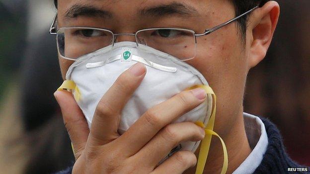 Man covers mouth and nose with mask, Beijing (10 October)