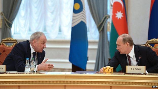 Russian President Vladimir Putin (R) and President of Moldova Nicolae Timofti in Minsk, 10 Oct 14