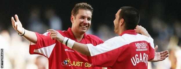 Darren Ferguson with Juan Ugarte