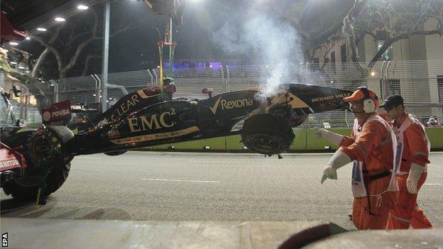 Pastor Maldonado's car being recovered at Singapore