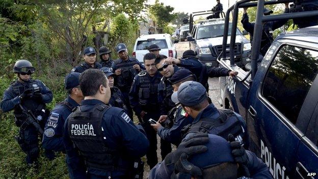 Federal police in Iguala, 11 Oct 14