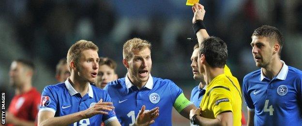 Ragnar Klavan (centre)