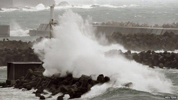 Waves crash as Typhoon Vongfong approaches Japan's main islands in Kuroshio Town, Kochi prefecture, 12 October 2014