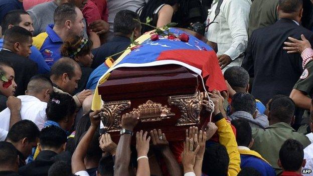 Government supporters carry the coffin with the remains of Robert Serra on 2 October, 2014