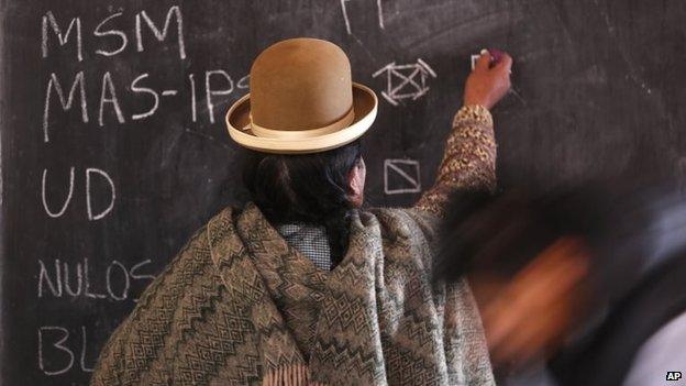 An election delegate marks a vote for President Evo Morales MAS party at a polling station in El Alto on 12 October, 2014.