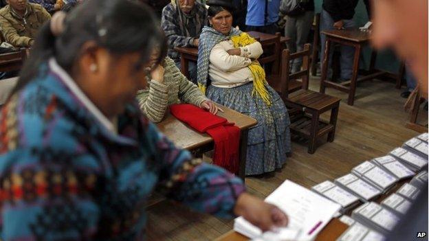 Election delegates count votes at a polling station in La Paz on 12 October, 2014.