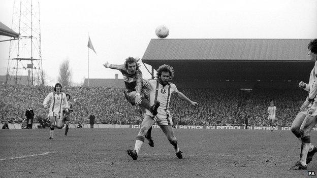 Middlesbrough's John Mahoney (left) and Leyton Orient's Tony Grealish fight for the ball