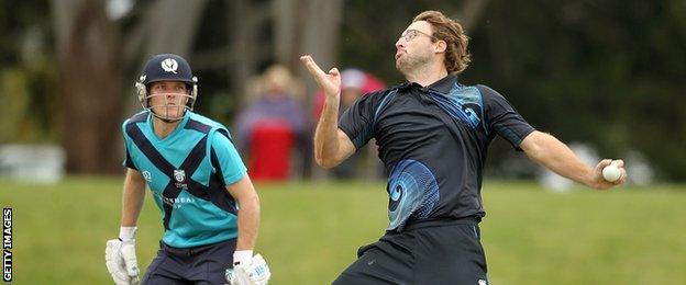 New Zealand's Daniel Vettori bowls