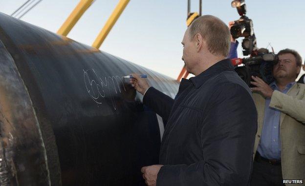 Russian President Vladimir Putin signs initial segment of pipeline to China (1 Sept 2014)