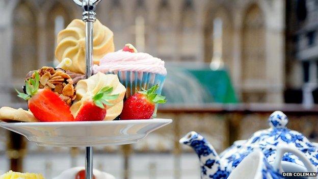 Cakes in front of Bath Abbey