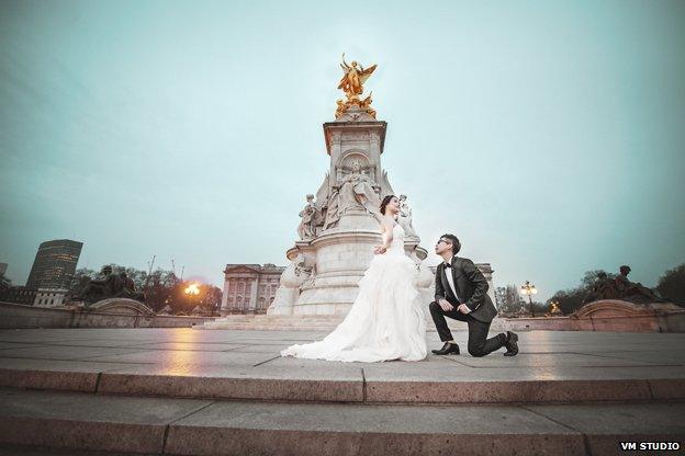 Couple outside Buckingham Palace