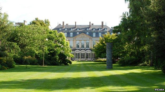 The exterior of the Hotel de Charost