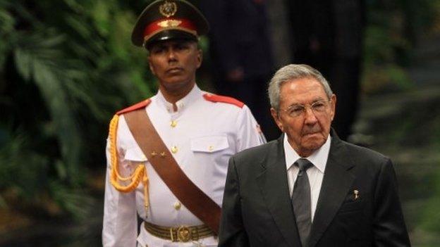 Cuba's President Raul Castro (right) in Havana (29 September 2014)