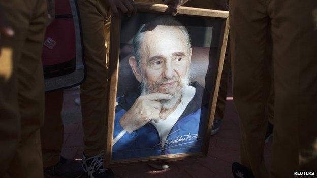 Students hold a portrait of former Cuban president Fidel Castro in Havana (30 September 2014)