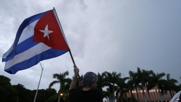 A man waves a Cuban flag in Miami (18 September 2014)