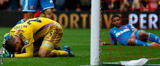 Sunderland goalkeeper Vito Mannone