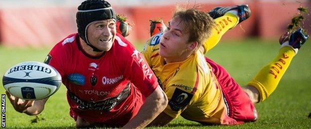 Liam Williams tackles Matt Giteau