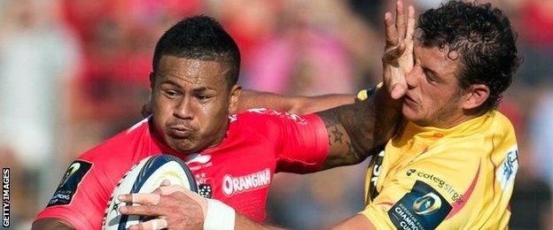 Toulon wing David Smith hands off Scarlets flanker Aaron Shingler