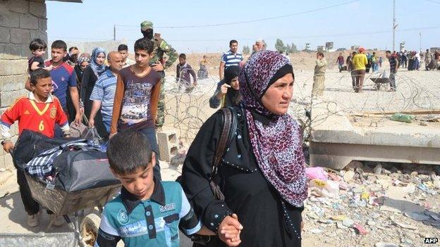 Iraqi families fleeing the Islamic State advance arrive to take refuge in a Kurdish-controlled area in Mullah Abdullah, 15 October