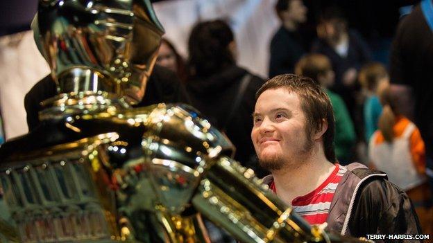 Adam Torrens meets C-3PO at a sci-fi conference