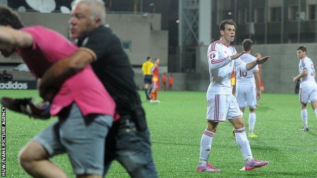 Gareth Bale urges the crowd to calm down