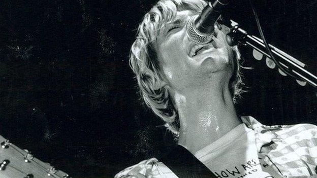 Kurt Cobain performing