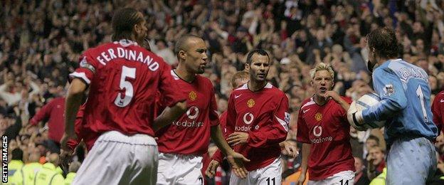 United players confront Arsenal keeper Jens Lehmann