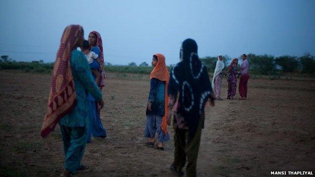 Women going to the fields in Kurmaali