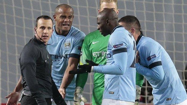 manchester City players protest