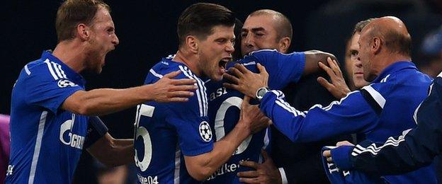 Schalke's 4-3 win over Sporting Lisbon moves them second behind group leaders Chelsea