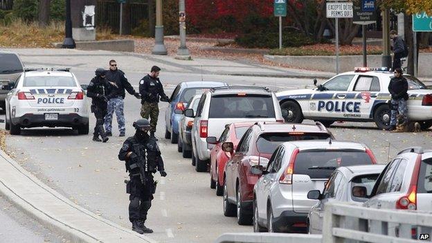 Canadian police search cars near the Parliament Buildings in Ottawa - 22 October 2014