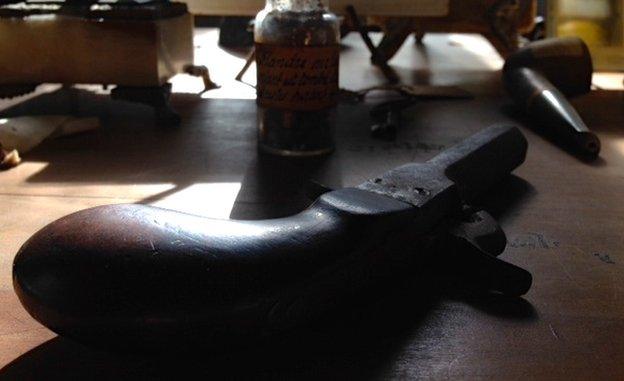 A gun in Hubert Rochereau's bedroom