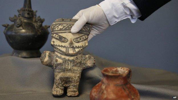 rare Peruvian artefacts being handed back to Peru by US authorities 21 Oct 2014