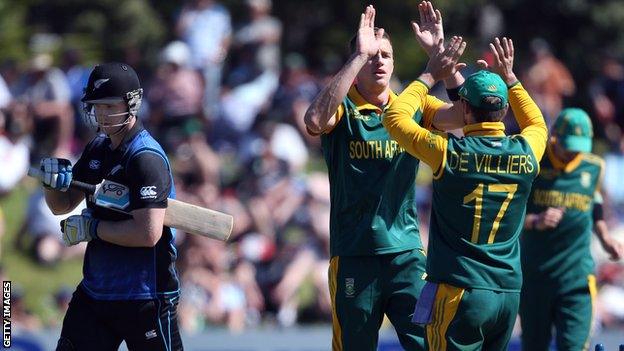 South Africa's Morne Morkel and AB de Villiers celebrate the dismissal of New Zealand's Jimmy Neesham