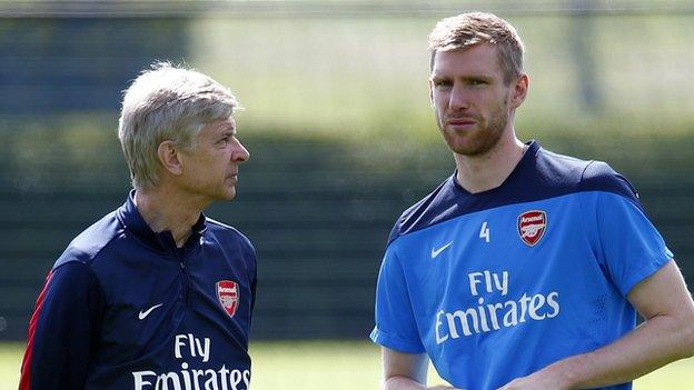 Arsene Wenger and Per Mertesacker