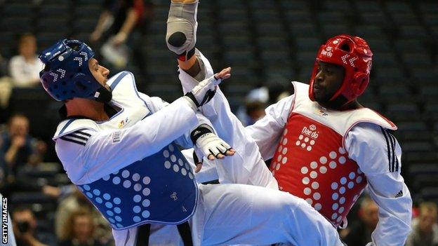 Mahama Cho (right) takes on Carlo Molfetta