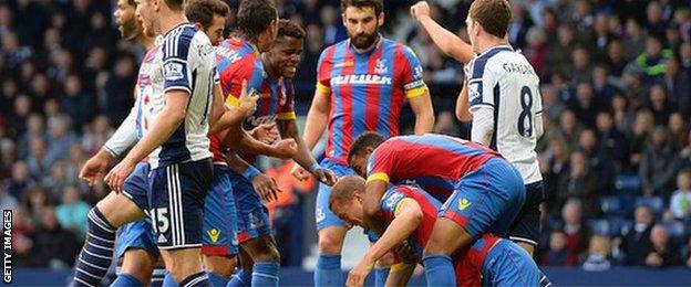 Hangeland is congratulated by Fraizer Campbell, whose header earned the decisive corner