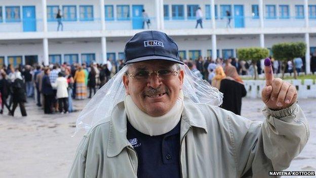 Voter outside Tunis 2 district station