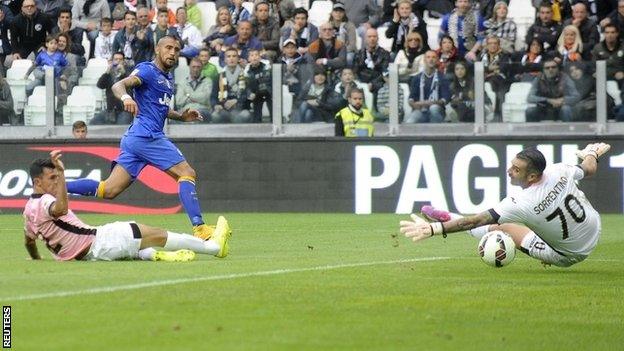 Arturo Vidal scores