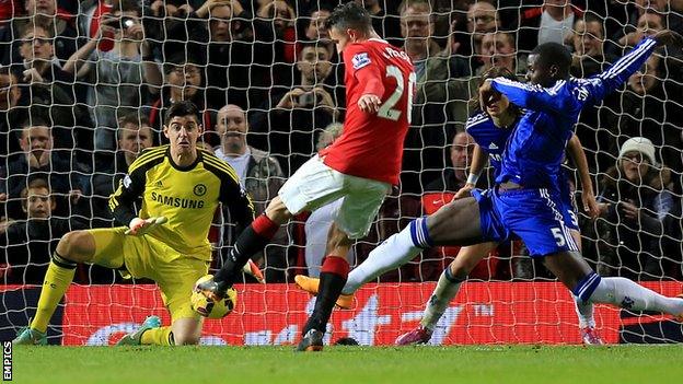 Manchester United's Robin Van Persie equalises against Chelsea