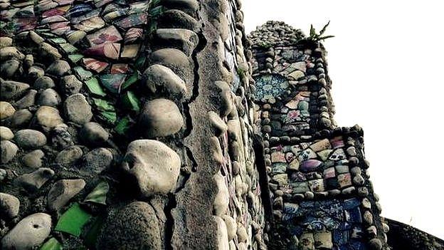 Cracks in Little Chapel, Guernsey