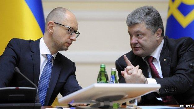 Ukrainian President Petro Poroshenko (R) talks with Prime Minister Arseny Yatseniuk (L) during a government meeting in Kiev, Ukraine on 10 September 2014