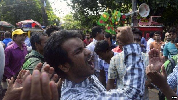 Bangladeshi social activists take to the streets in celebration after the sentencing against Jamaat-e-Islami party leader Motiur Rahman Nizami in Dhaka, 29 October 2014