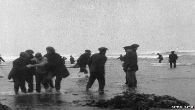 People on the shore helping rescue victims of the Rohilla