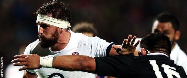 England flanker Tom Wood hands off New Zealand hooker Keven Mealamu